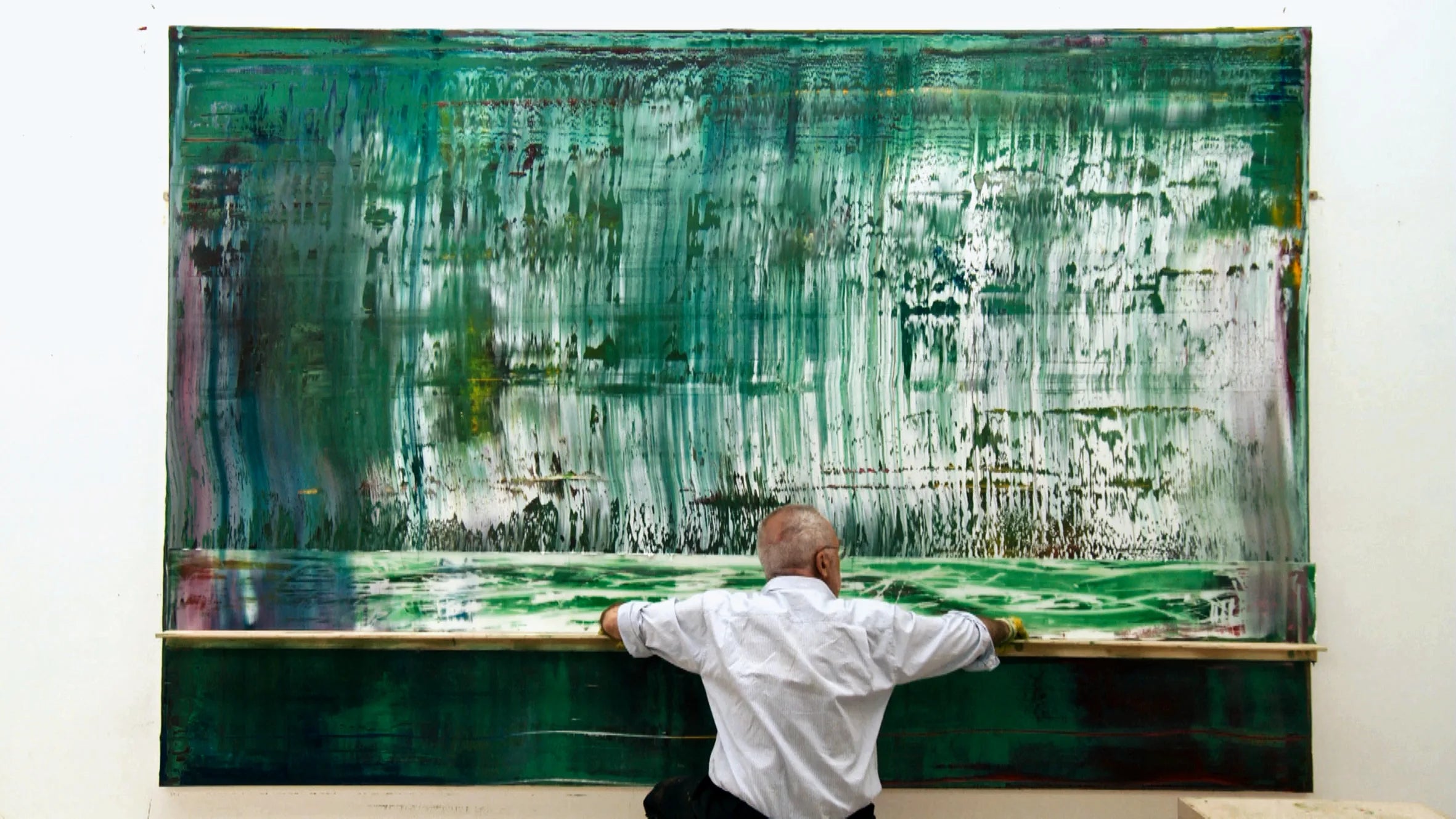 Gerhard Richter in front of abstract painting